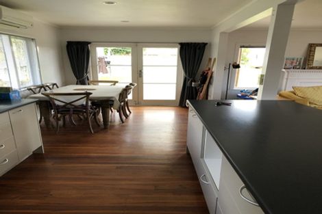 Photo of property in 17 Vandeleur Avenue, Birkdale, Auckland, 0626