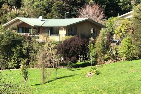 Photo of property in 21 Amelia Crescent, Waikawa, Picton, 7220