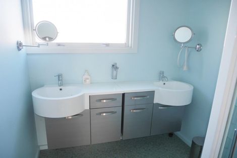 Photo of property in 32 Raekura Place, Redcliffs, Christchurch, 8081