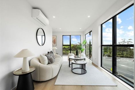Photo of property in 2/1090 Beach Road, Torbay, Auckland, 0630