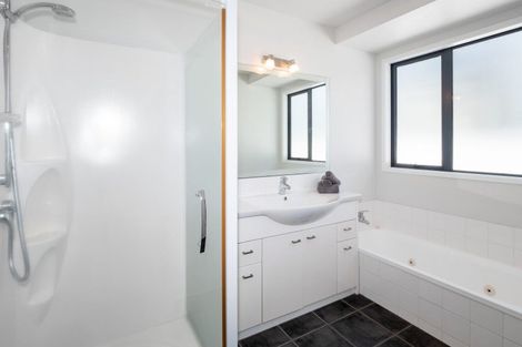 Photo of property in 1/156 Marine Parade, Mount Maunganui, 3116