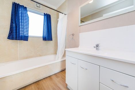 Photo of property in 18 Coromandel Court, Roslyn, Palmerston North, 4414