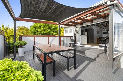 Photo of property in 10 Wikiriwhi Crescent, Awapuni, Palmerston North, 4412