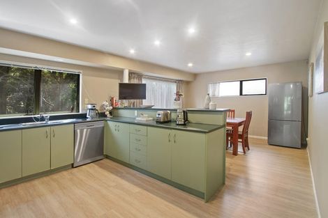 Photo of property in 16a Kingsclere Place, Goodwood Heights, Auckland, 2105