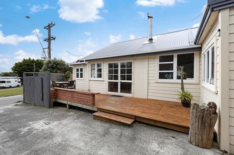 Photo of property in 2 Te Pari Pari Road, Pukerua Bay, 5026