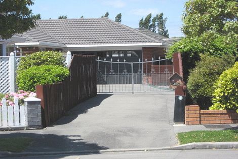 Photo of property in 2/45b Beauford Place, Parklands, Christchurch, 8083