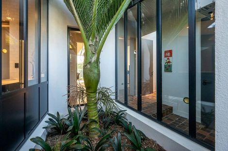Photo of property in 1 Tiri Road, Takapuna, Auckland, 0620