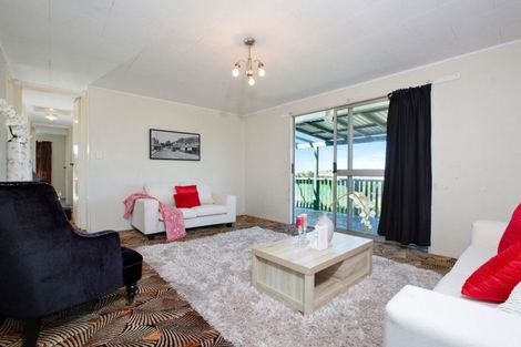 Photo of property in 17 Magdalen Place, West Harbour, Auckland, 0618