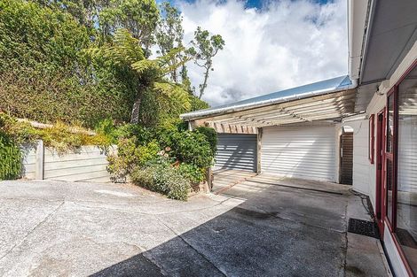 Photo of property in 15 Ruskin Road, Newlands, Wellington, 6037