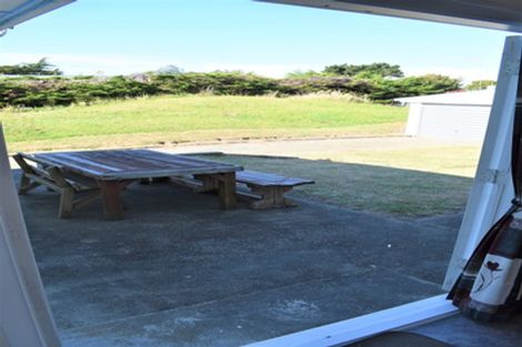 Photo of property in 17 Drake Street, Waikawa Beach, Manakau, 5573