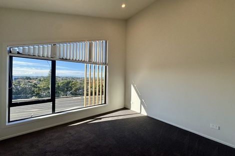 Photo of property in 1/506 Glenfield Road, Bayview, Auckland, 0629