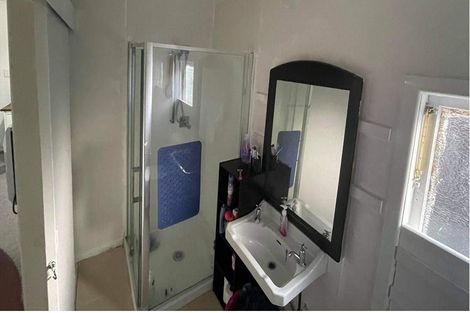 Photo of property in 16 Albert Road, Kelston, Auckland, 0602