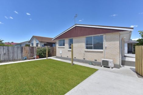 Photo of property in 17a Queenspark Drive, Parklands, Christchurch, 8083
