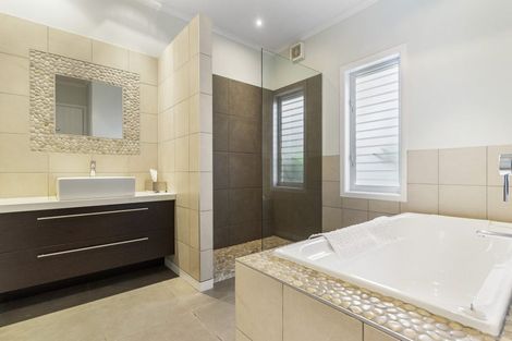 Photo of property in 20 Marine Parade, Mellons Bay, Auckland, 2014