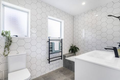 Photo of property in 2/25 Ciprian Place, Henderson, Auckland, 0612