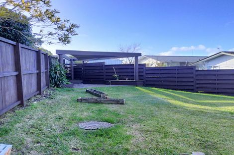 Photo of property in 3/6 Longbill Place, Glendene, Auckland, 0602