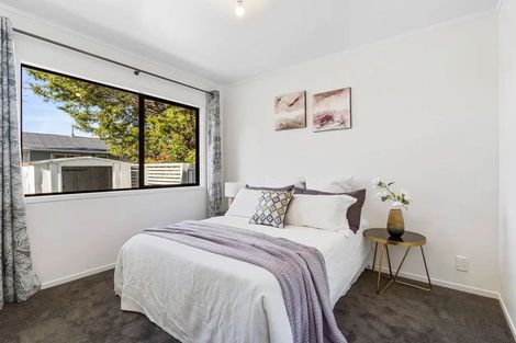 Photo of property in 2/128a Bruce Mclaren Road, Henderson, Auckland, 0612