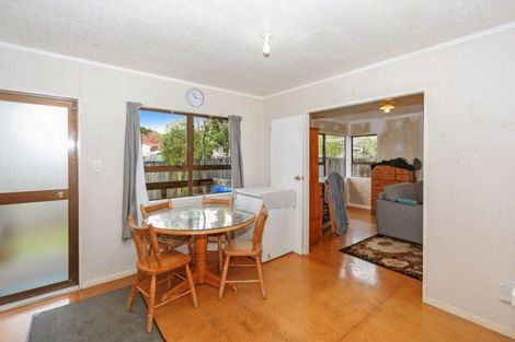 Photo of property in 16 Meadowvale Rise, Titirangi, Auckland, 0604