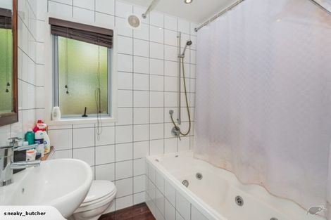 Photo of property in 34 Kiteroa Terrace, Rothesay Bay, Auckland, 0630