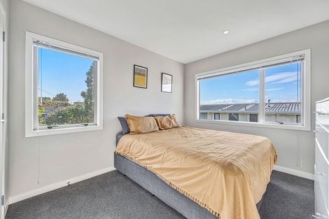 Photo of property in 2 Oakpark Place, West Harbour, Auckland, 0618