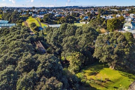 Photo of property in 1 Autere Street, Strandon, New Plymouth, 4312