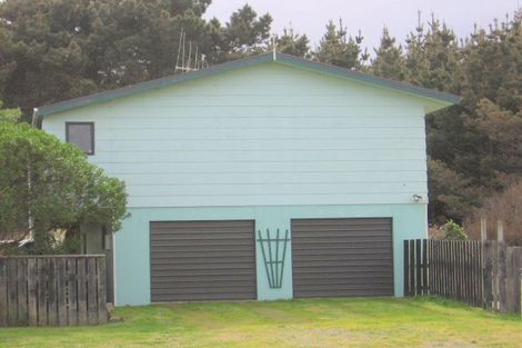 Photo of property in 27 Cousins Avenue East, Foxton Beach, Foxton, 4815