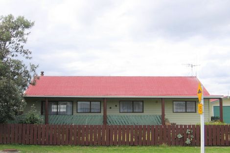 Photo of property in 40 Hennessy Street East, Foxton Beach, Foxton, 4815