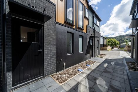 Photo of property in 4/8 Victoria Street, Ebdentown, Upper Hutt, 5018