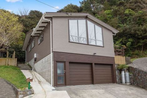 Photo of property in 30 Davis Grove, Wainuiomata, Lower Hutt, 5014