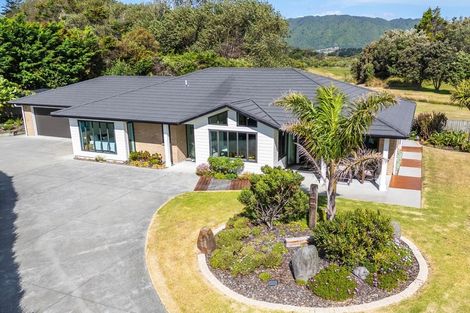 Photo of property in 34 Titoki Road, Waikanae Beach, Waikanae, 5036
