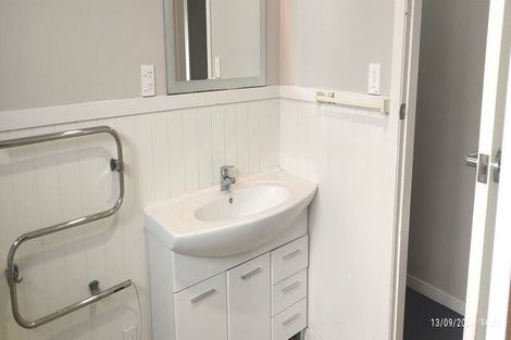 Photo of property in 39 Sunnyside Road, Sunnyvale, Auckland, 0612