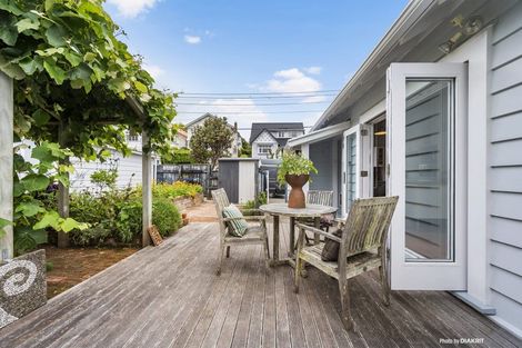 Photo of property in 19 Glen Road, Kelburn, Wellington, 6012