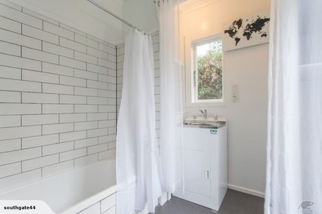 Photo of property in 30 Hungerford Road, Lyall Bay, Wellington, 6022