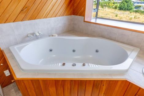 Photo of property in 12 Matai Place, Waikawa, Picton, 7220