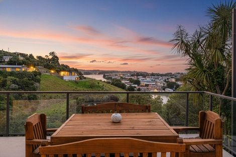Photo of property in 8 Wairere Road, Bastia Hill, Whanganui, 4500