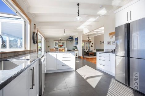 Photo of property in 10 Kaipara View Road, Helensville, 0875