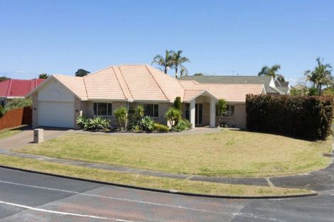 Photo of property in 1 Faldo Drive, Golflands, Auckland, 2013
