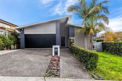 Photo of property in 16 Canyon Drive, Oteha, Auckland, 0632