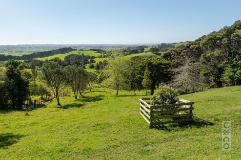 Photo of property in 10 Kaipara View Road, Helensville, 0875