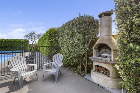 Photo of property in 8 Blenheim Place, Vogeltown, New Plymouth, 4310