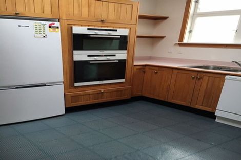 Photo of property in 82 Oriental Parade, Oriental Bay, Wellington, 6011