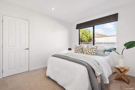 Photo of property in 10 Bridgehead Cove, West Harbour, Auckland, 0618