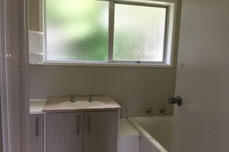 Photo of property in 21 Finn Place, Totara Vale, Auckland, 0629