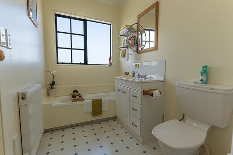 Photo of property in 7 Chastudon Place, Tawa, Wellington, 5028