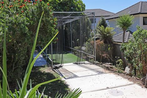 Photo of property in 4 Tasman Avenue, Henderson Valley, Auckland, 0614