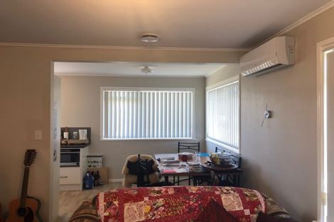 Photo of property in 17 Convair Crescent, Mangere, Auckland, 2022