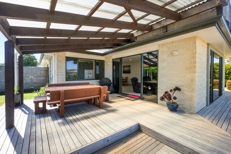 Photo of property in 70 Pacific Drive, Fitzherbert, Palmerston North, 4410