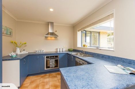 Photo of property in 24 Piper Place, Goodwood Heights, Auckland, 2105