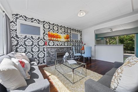 Photo of property in 121 Millbrook Road, Sunnyvale, Auckland, 0612