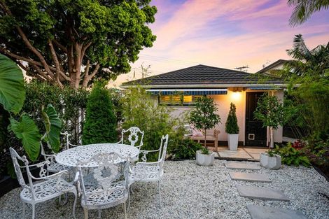 Photo of property in 1/2 Heathcote Road, Castor Bay, Auckland, 0620